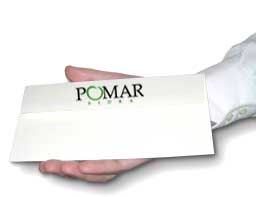 Imagen de una mano sujetando un sobre con el logo de Sidra Pomar