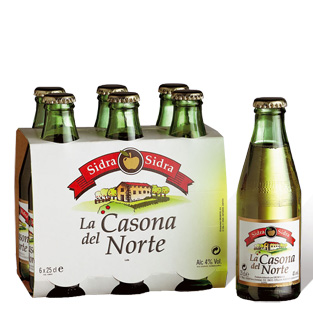 Imagen de un pack de 6 botellines de Sidra La Casona del Norte de 25cl. Fuera del pack hay otro botelln.